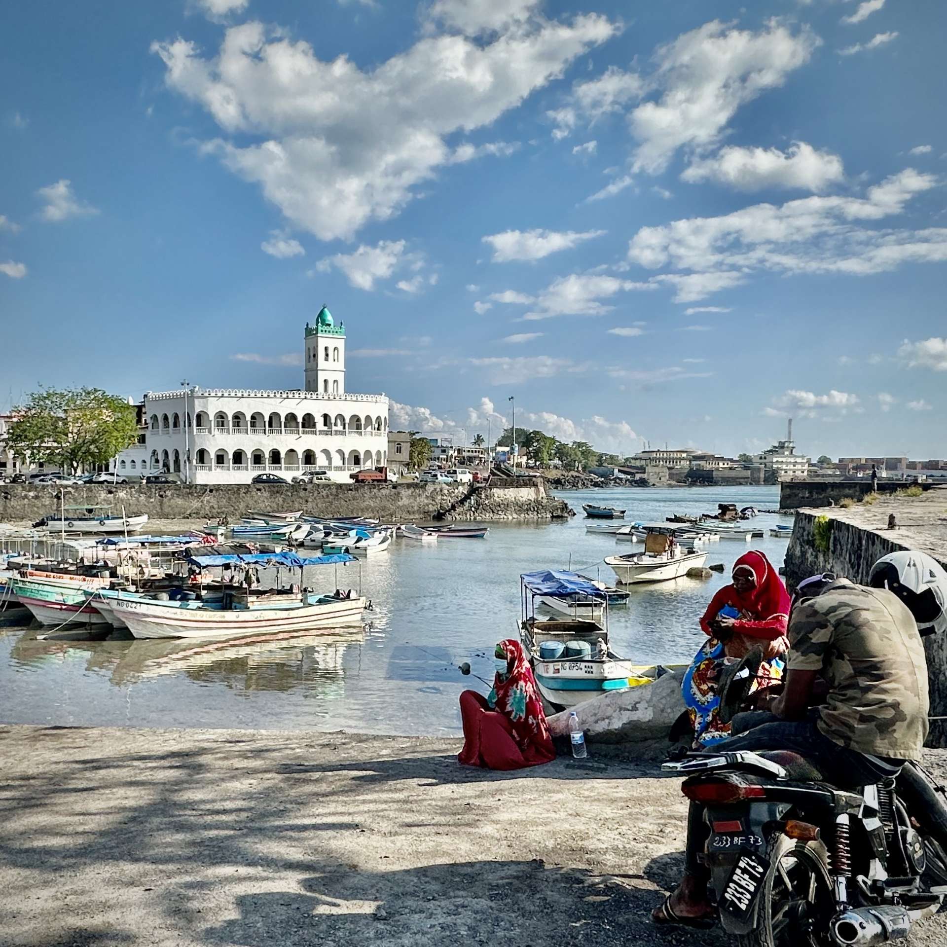 Femme sur le port